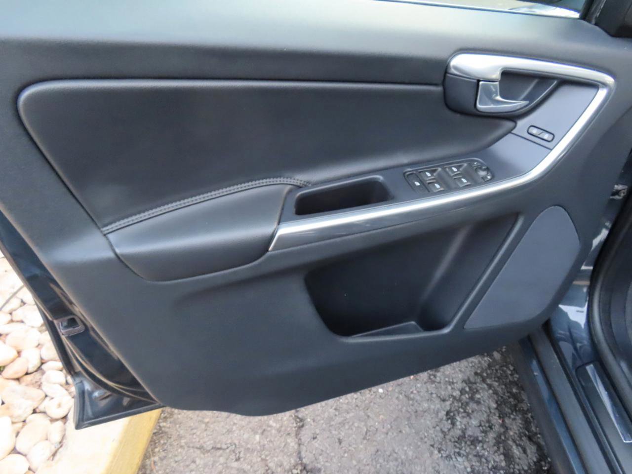 Used 2016 Volvo XC60 T6 w/ Protection Package image 11