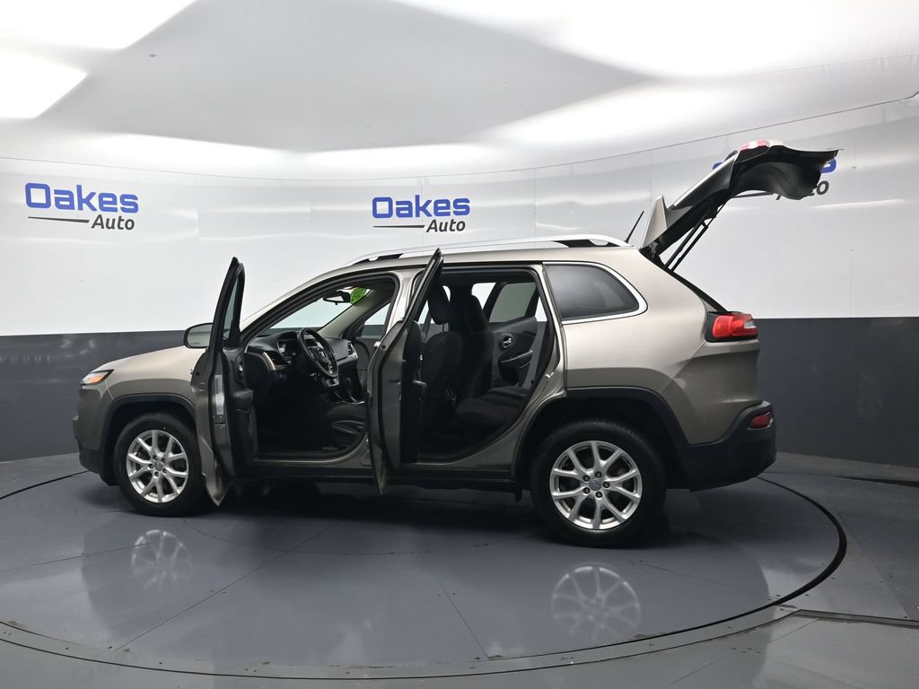 Used 2017 Jeep Cherokee Latitude w/ Cold Weather Group FWD image 51