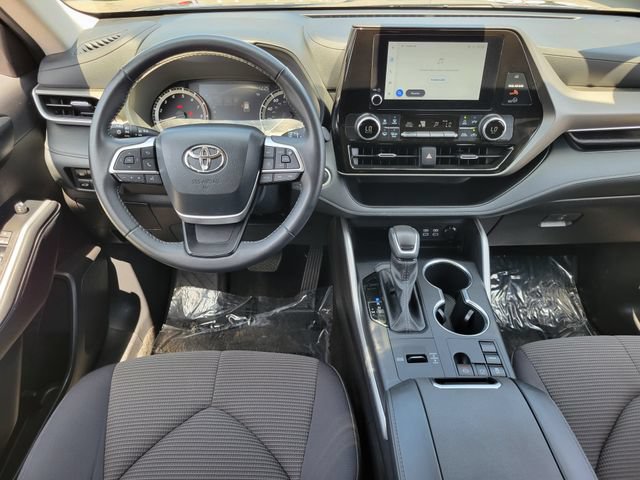 Used 2025 Toyota Highlander LE FWD image 6