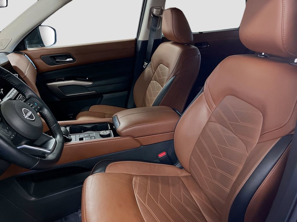 Used 2024 Nissan Pathfinder Platinum w/ Black Appearance Package image 22