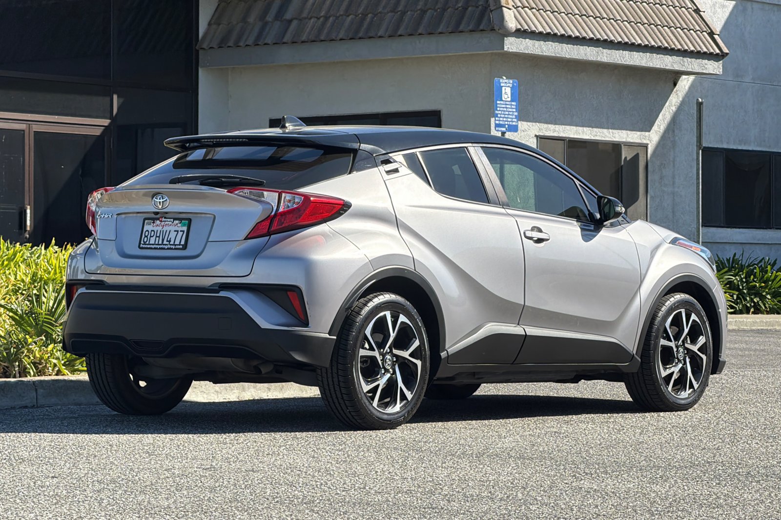 Used 2020 Toyota C-HR XLE FWD image 4