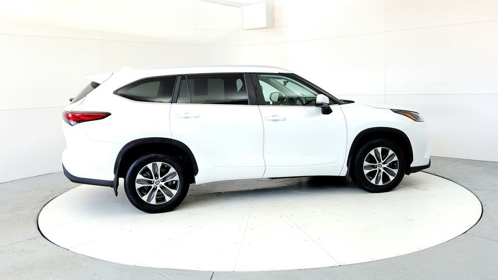 Used 2023 Toyota Highlander XLE AWD/4WD image 6