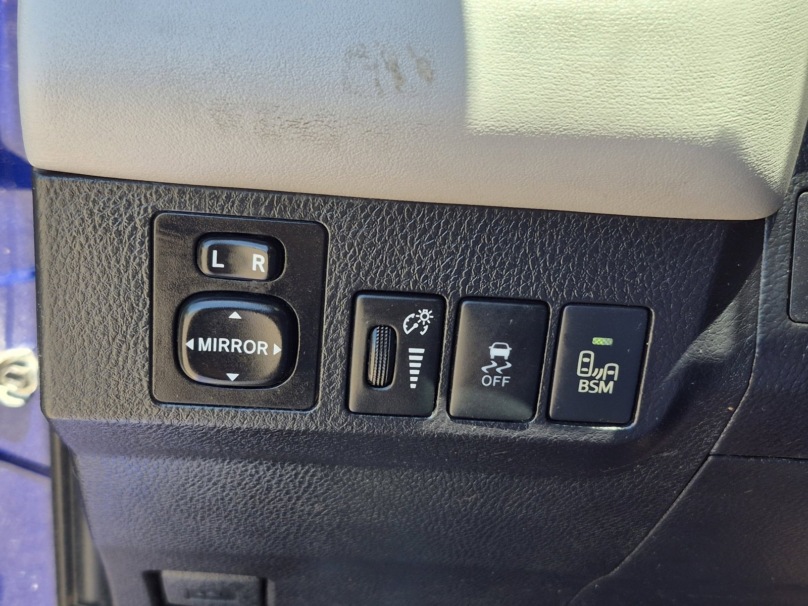 Used 2014 Toyota RAV4 Limited w/ Technology Package FWD image 32
