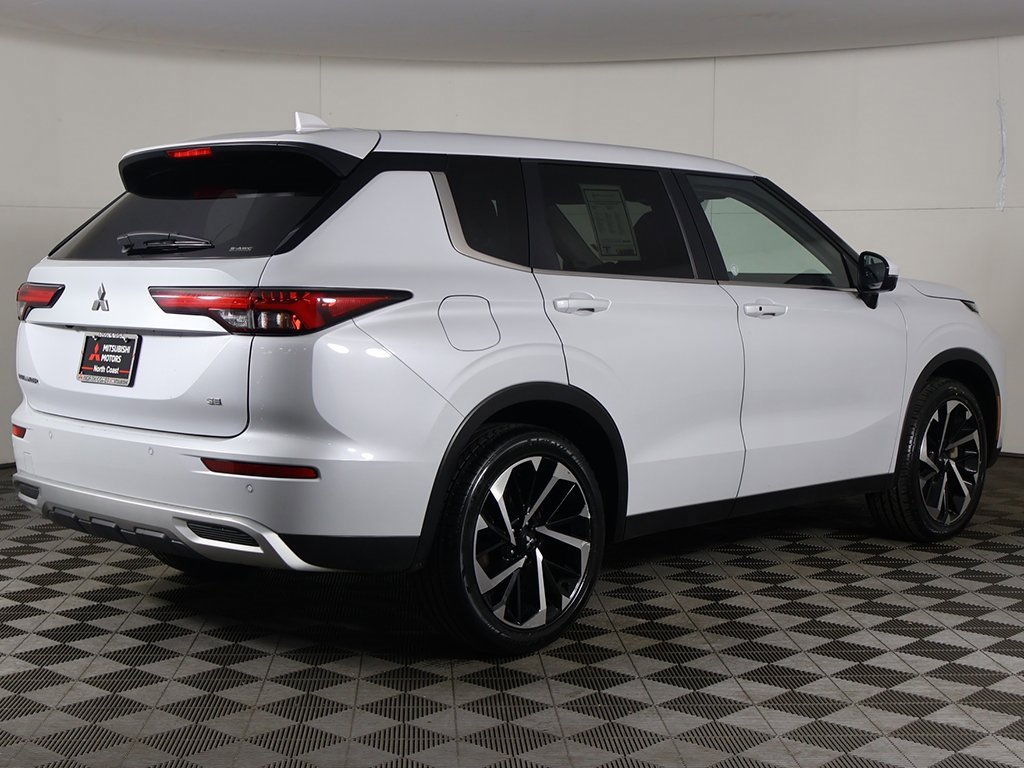 Used 2024 Mitsubishi Outlander SE Black Edition image 11