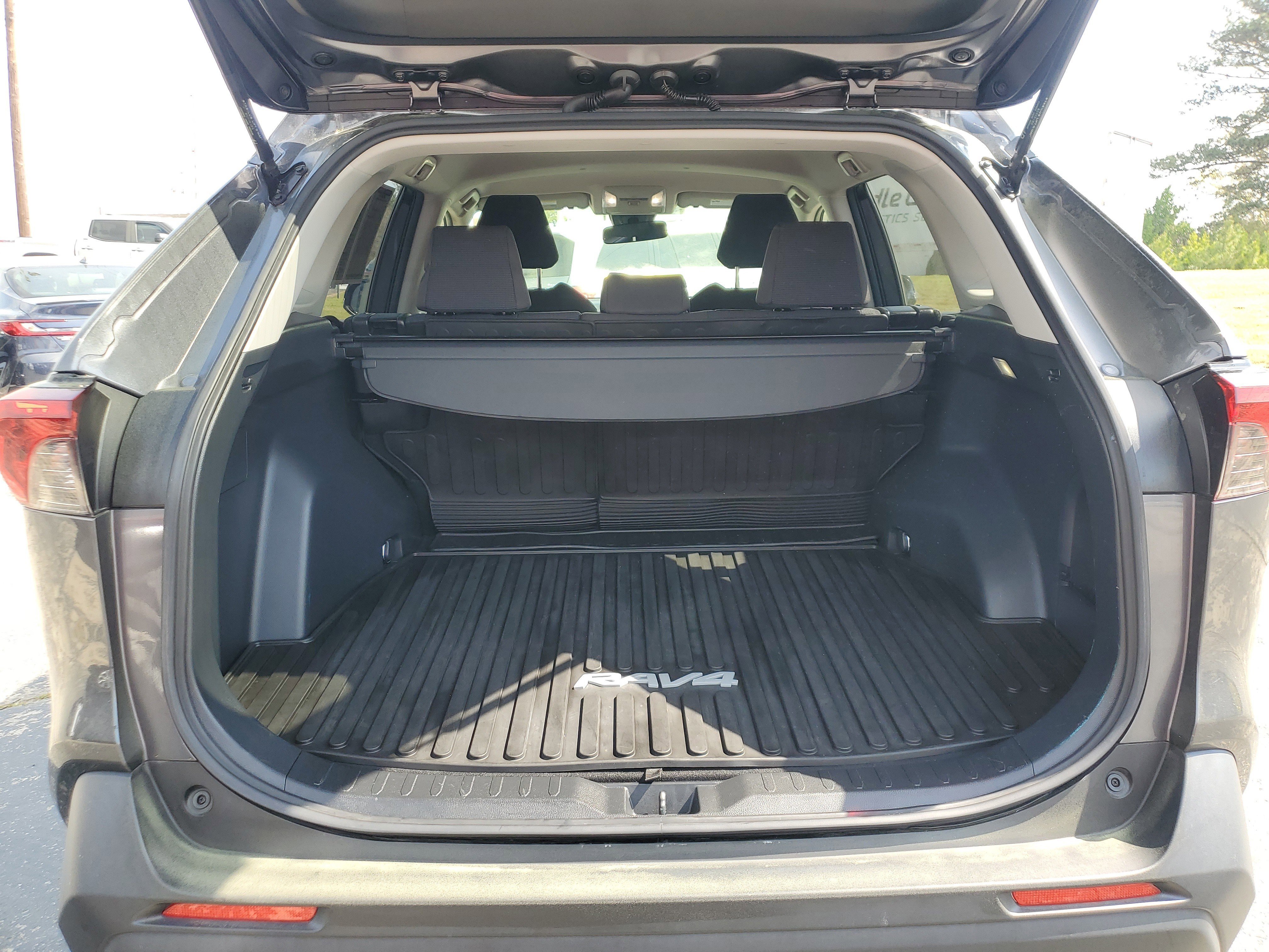 Used 2022 Toyota RAV4 LE image 8