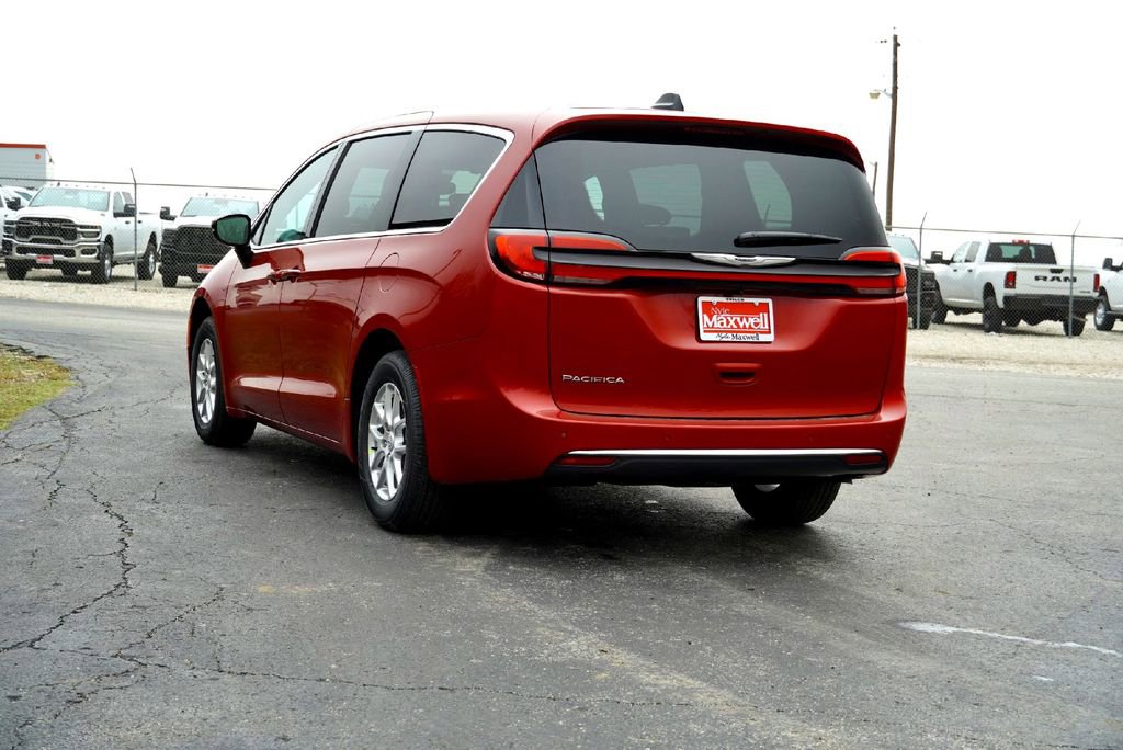 New 2026 Chrysler Pacifica Select FWD image 8