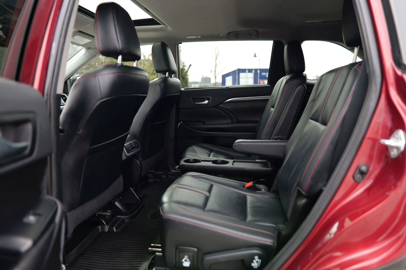 Used 2019 Toyota Highlander SE AWD/4WD image 29