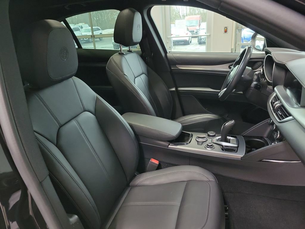 Used 2024 Alfa Romeo Stelvio Ti image 9