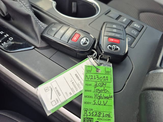 Used 2024 Toyota Highlander LE FWD image 25