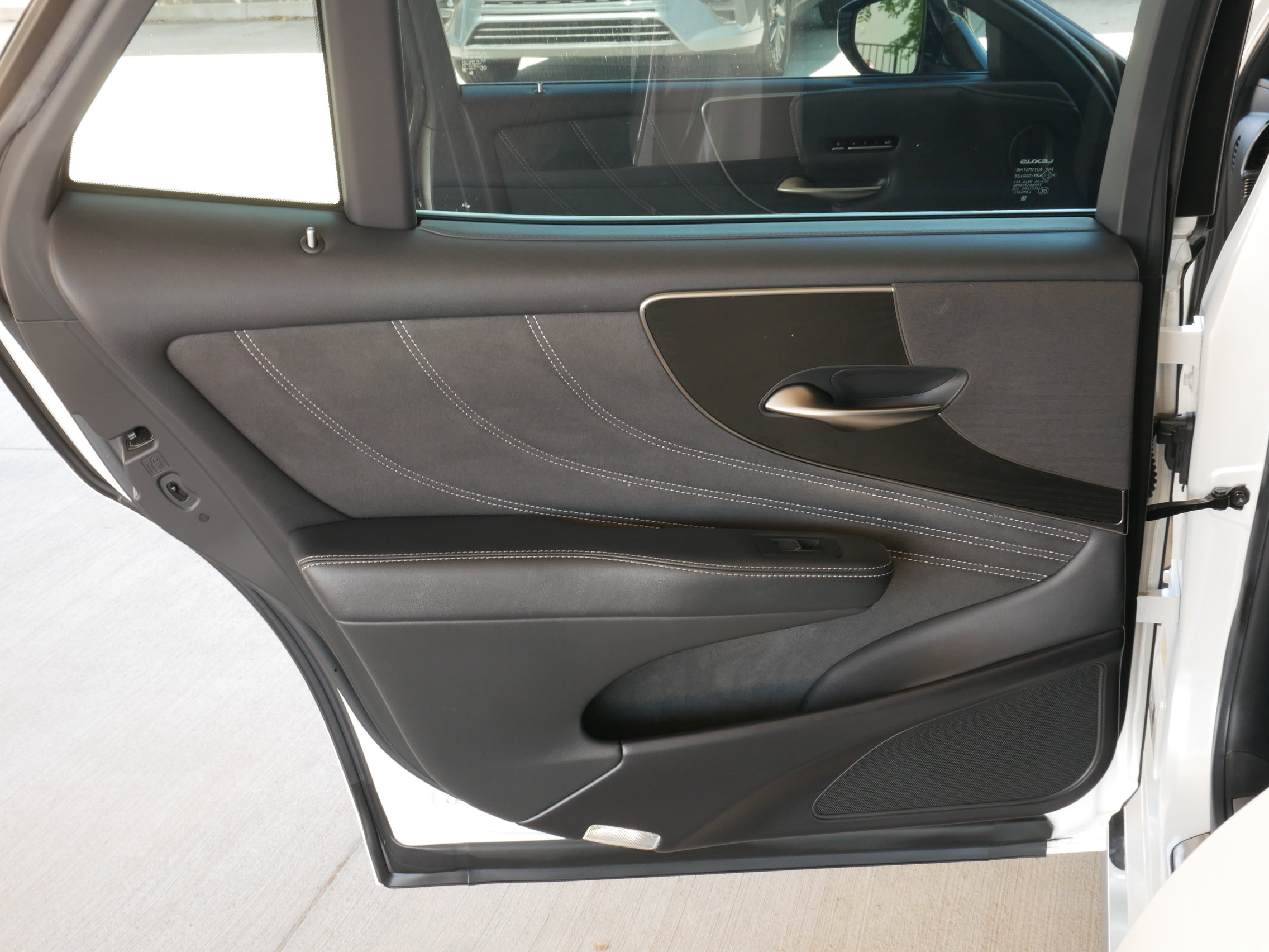 Used 2022 Lexus LS 500 w/ Accessory Package (Z1) RWD image 24