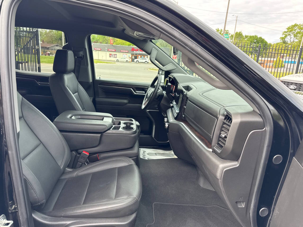 Used 2025 GMC Sierra 1500 SLT AWD/4WD image 8