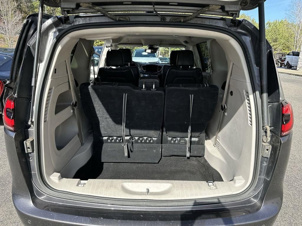 Used 2023 Chrysler Pacifica Touring-L FWD image 19