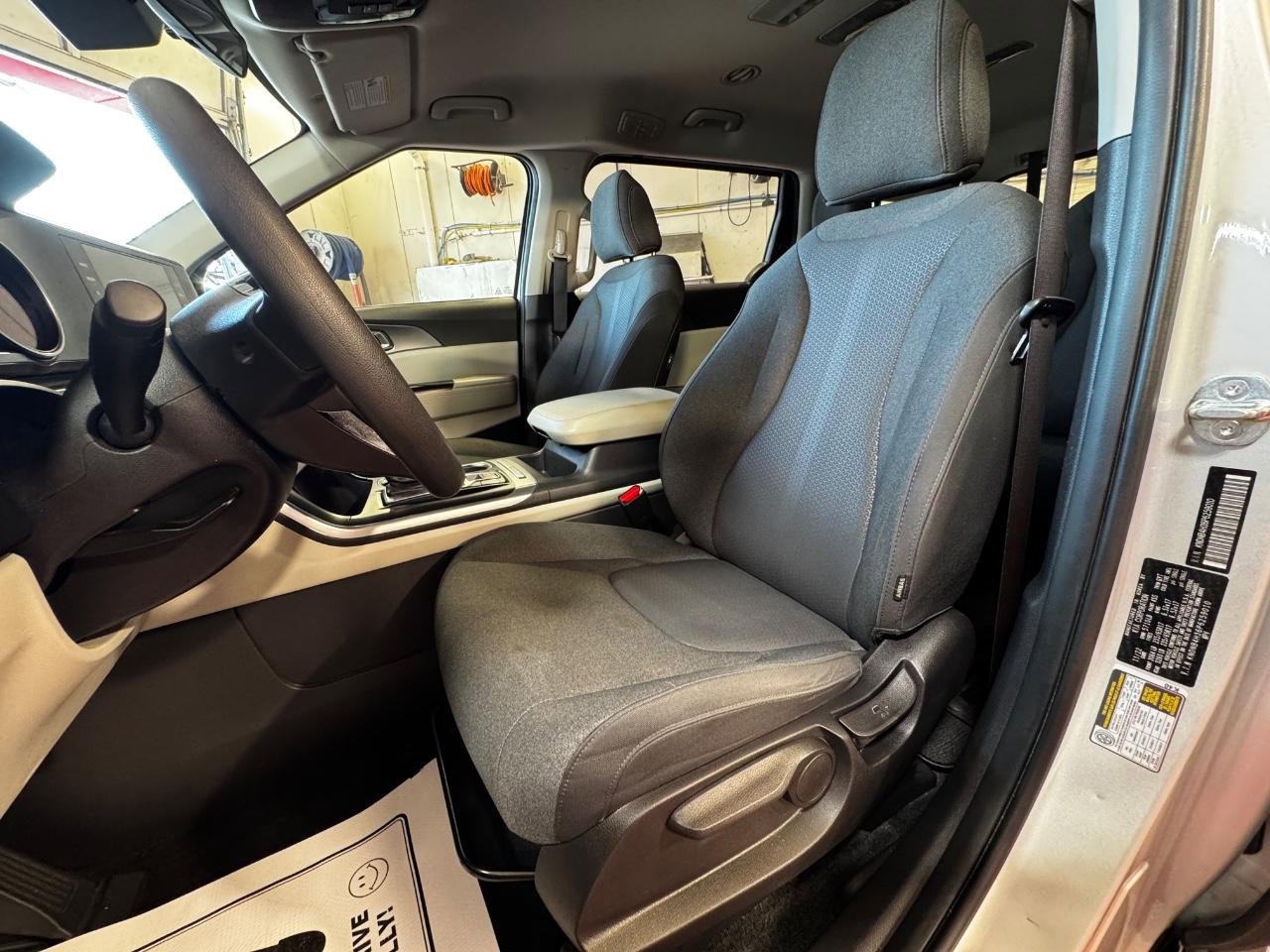 Used 2023 Kia Carnival LX FWD image 19