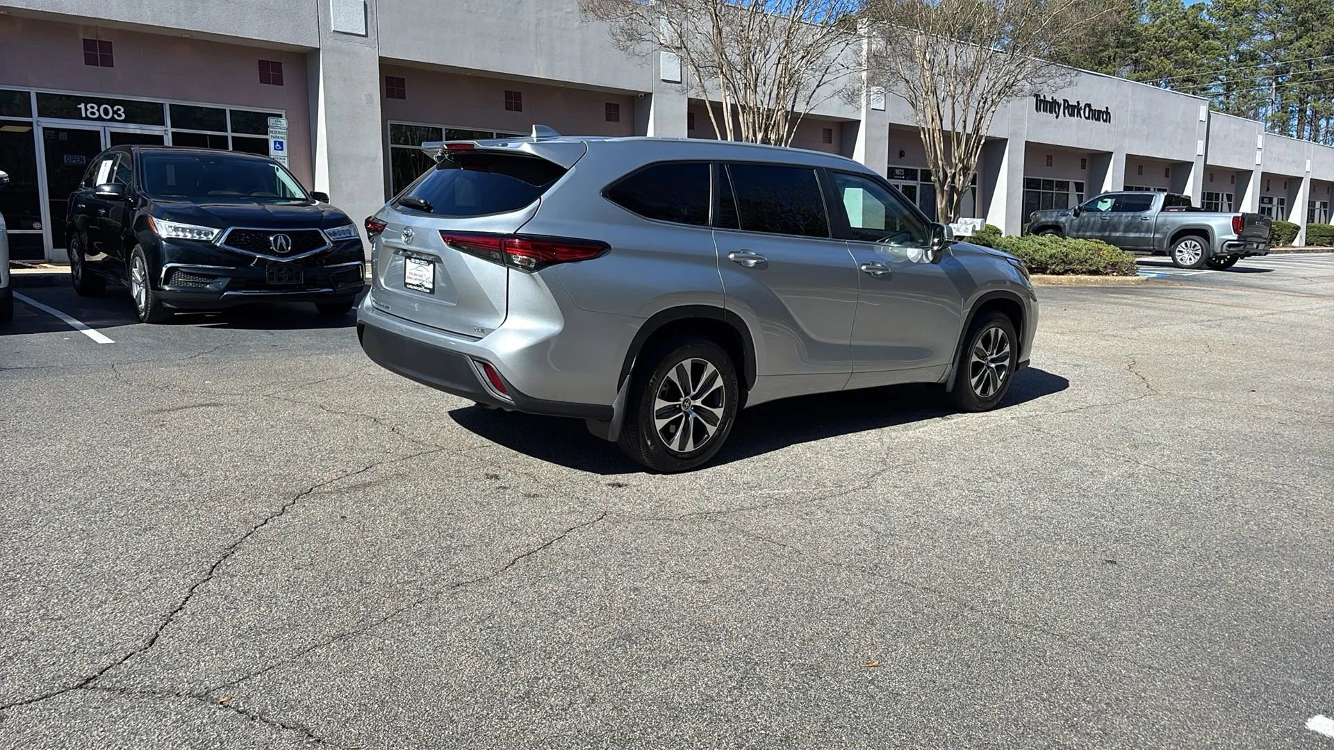 Used 2023 Toyota Highlander XLE image 5