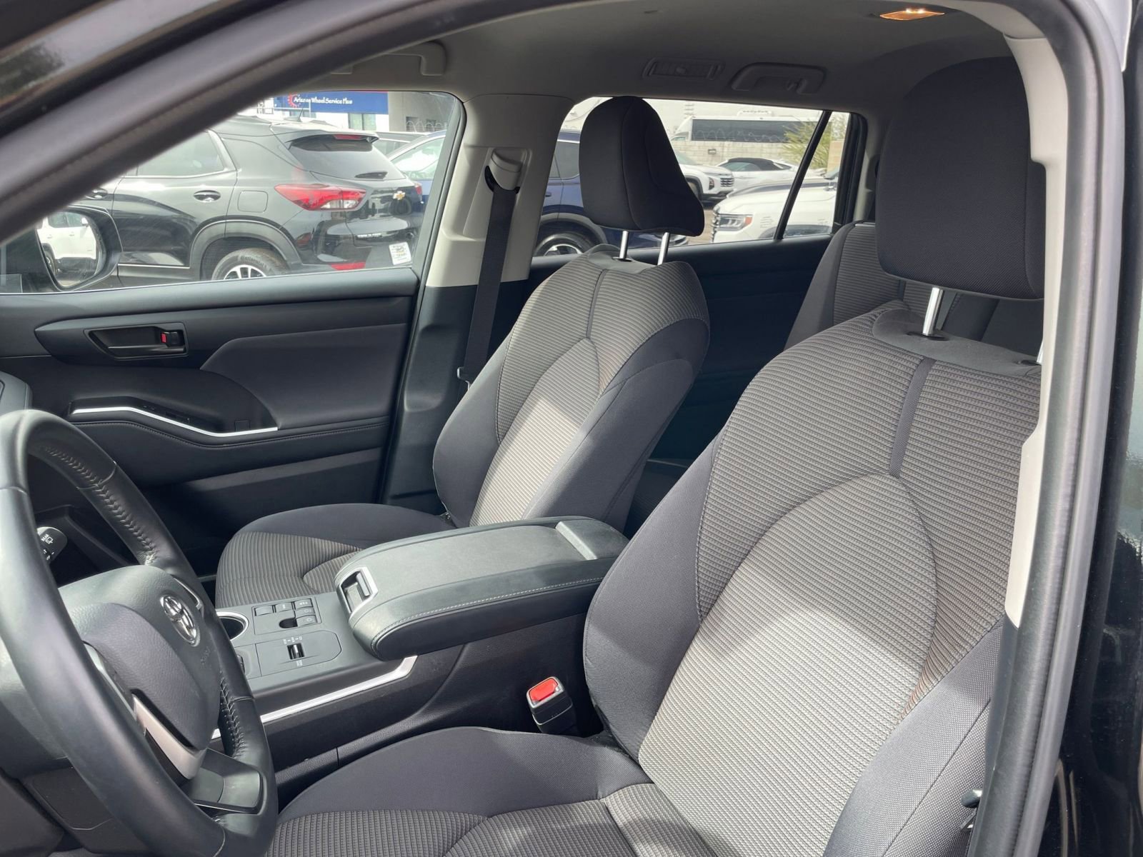 Used 2025 Toyota Highlander LE image 38