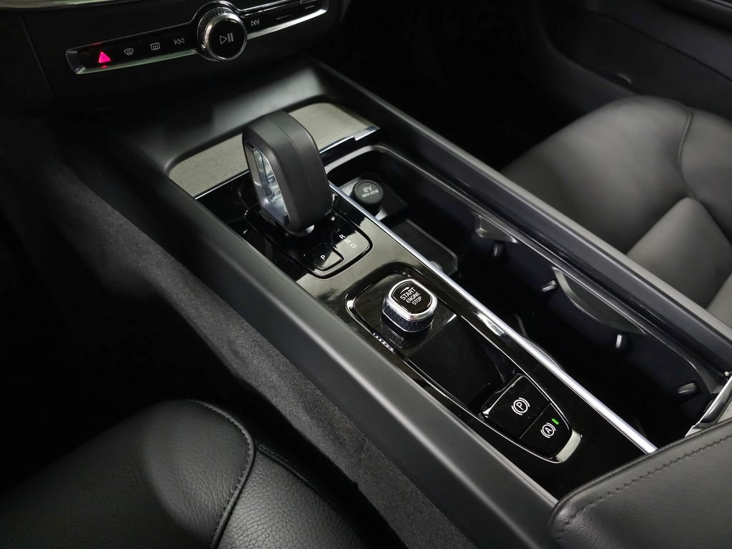 Certified 2025 Volvo XC60 B5 Plus AWD/4WD image 31