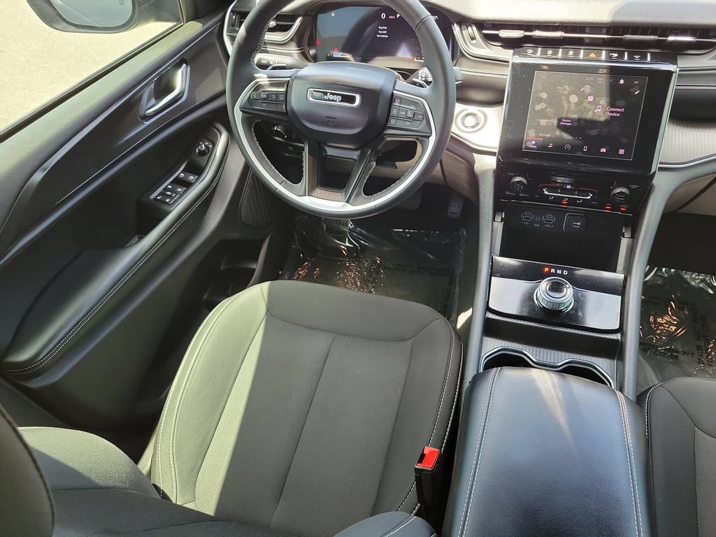 Used 2025 Jeep Grand Cherokee Laredo X RWD image 10