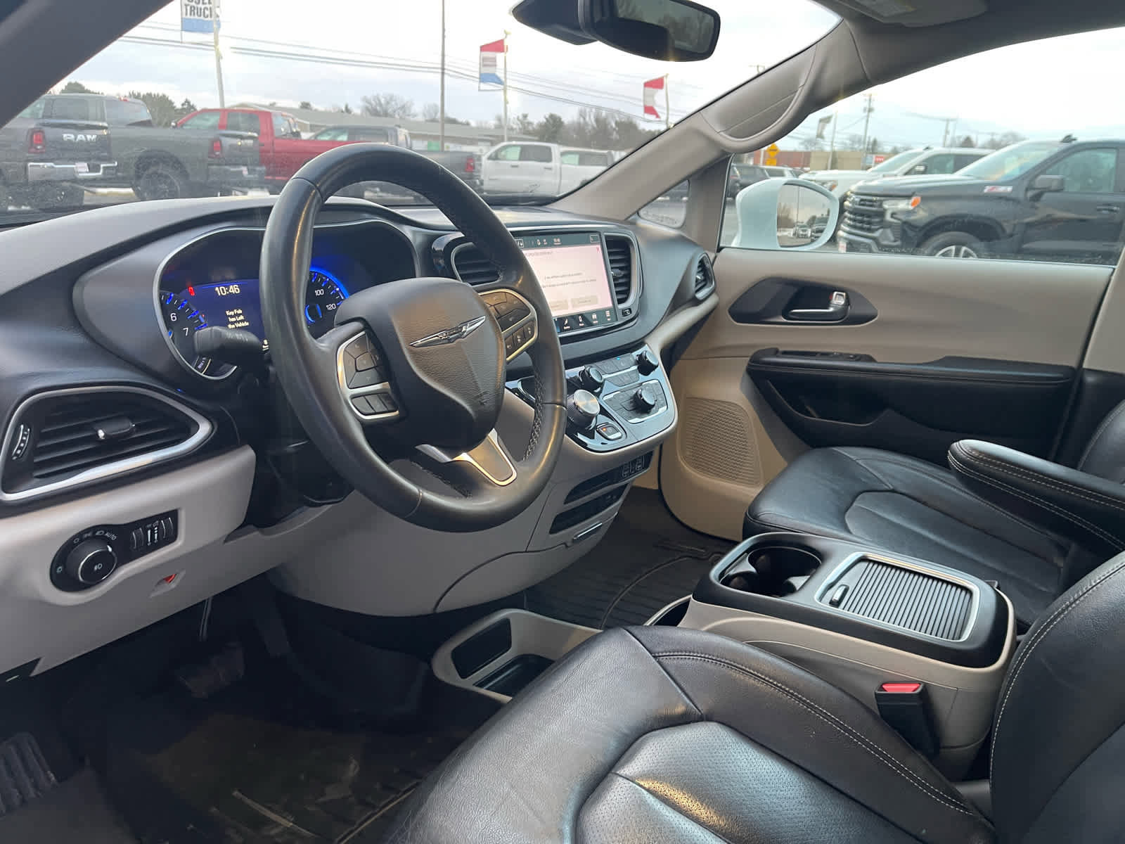Used 2022 Chrysler Pacifica Touring-L image 17