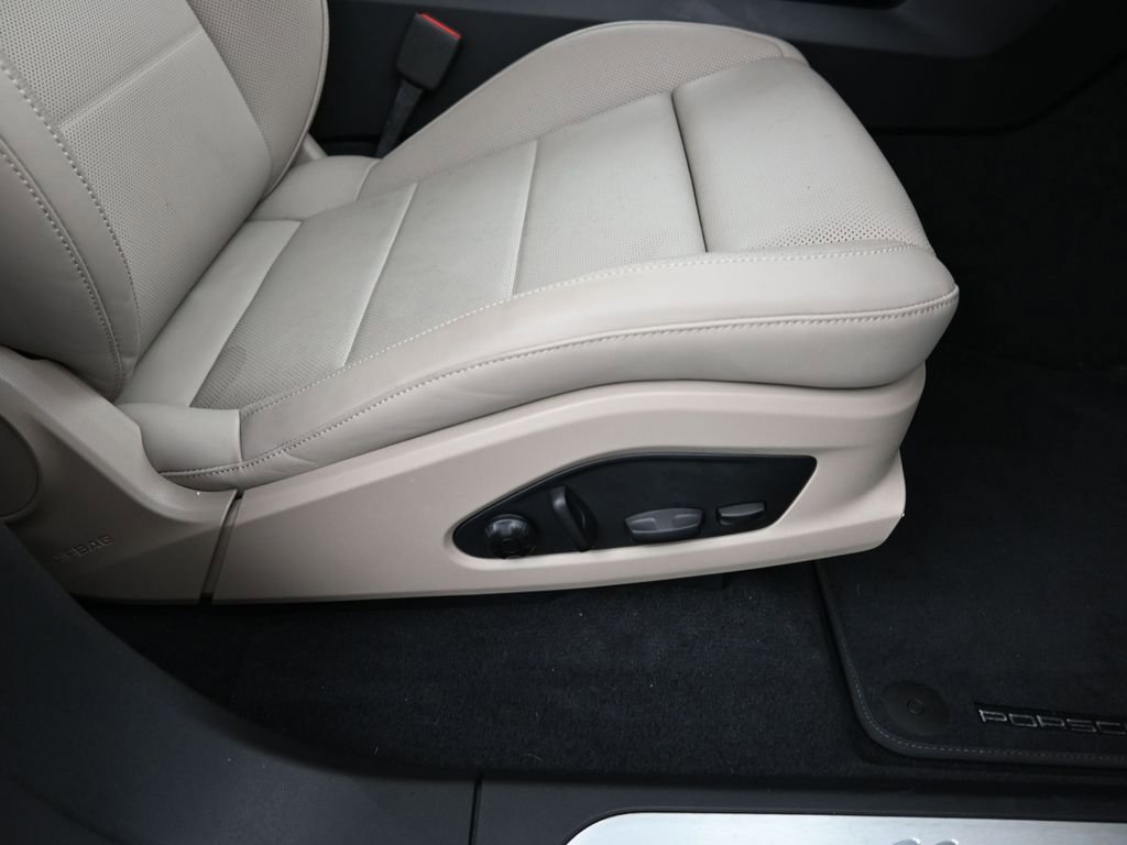 Certified 2025 Porsche Macan Electric image 30