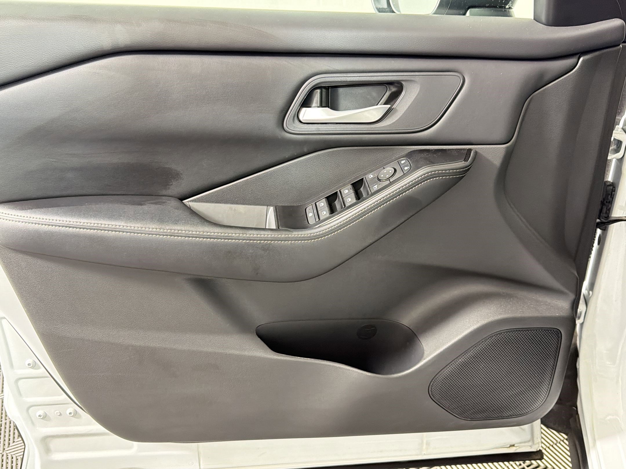 Used 2025 Nissan Rogue SV FWD image 11
