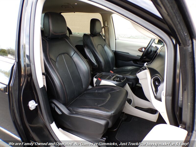 Used 2018 Chrysler Pacifica Touring-L FWD image 32