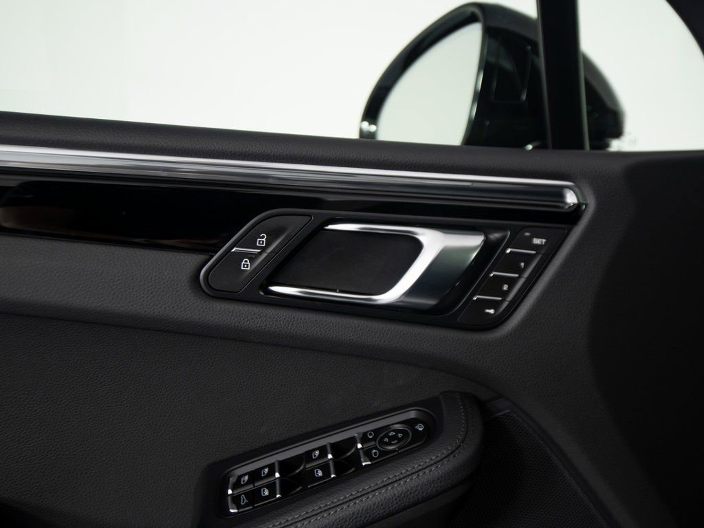 Certified 2025 Porsche Macan image 19