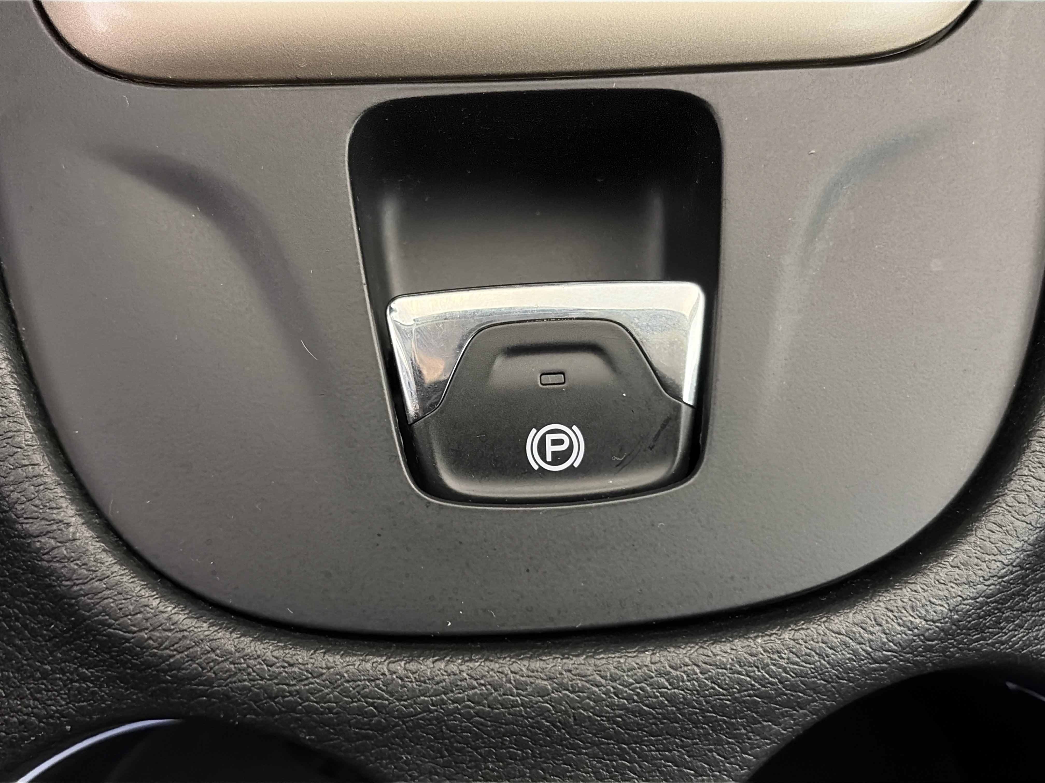 Used 2015 Jeep Cherokee Latitude w/ Cold Weather Group AWD/4WD image 30