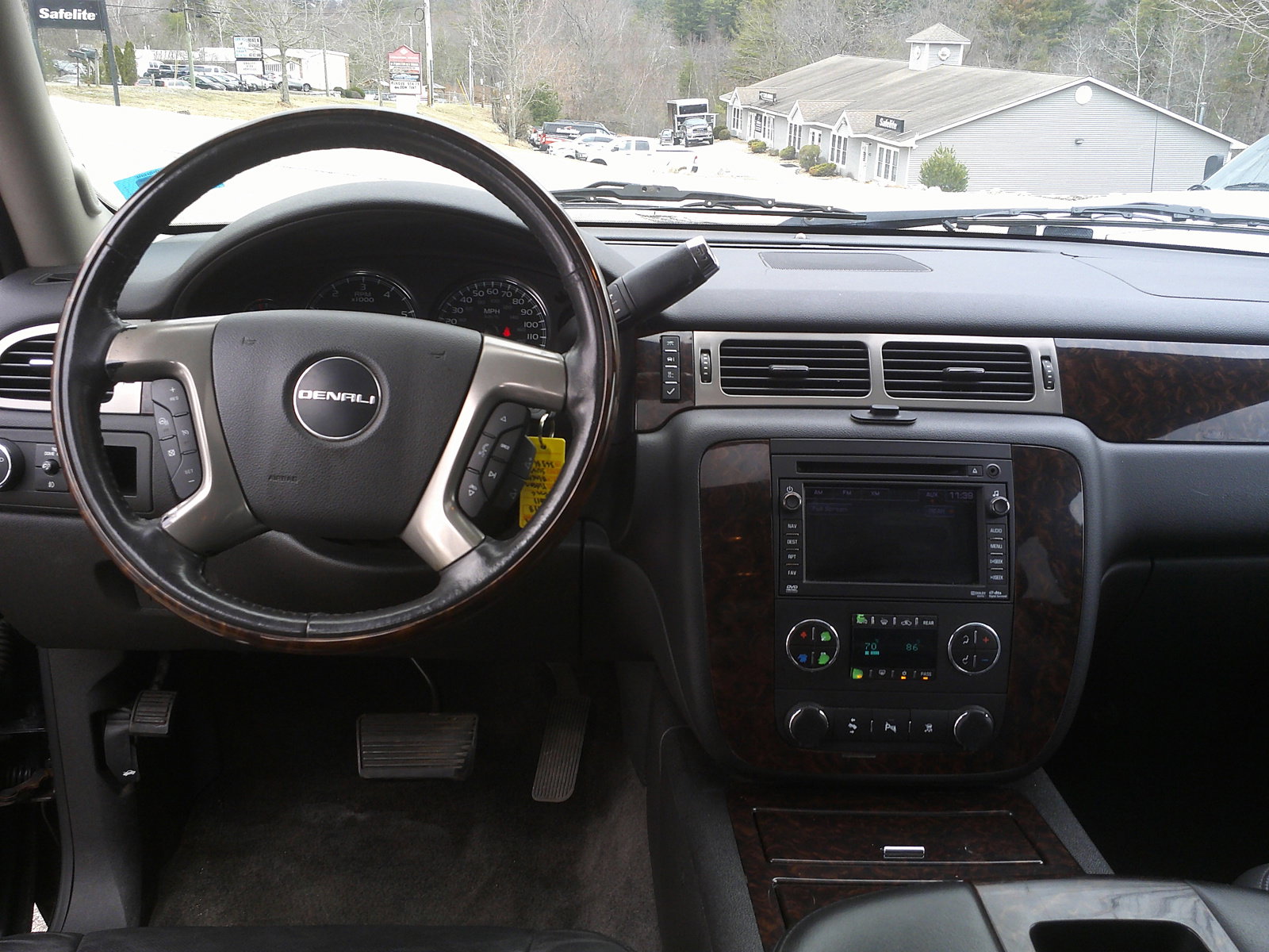 Used 2011 GMC Yukon Denali image 17