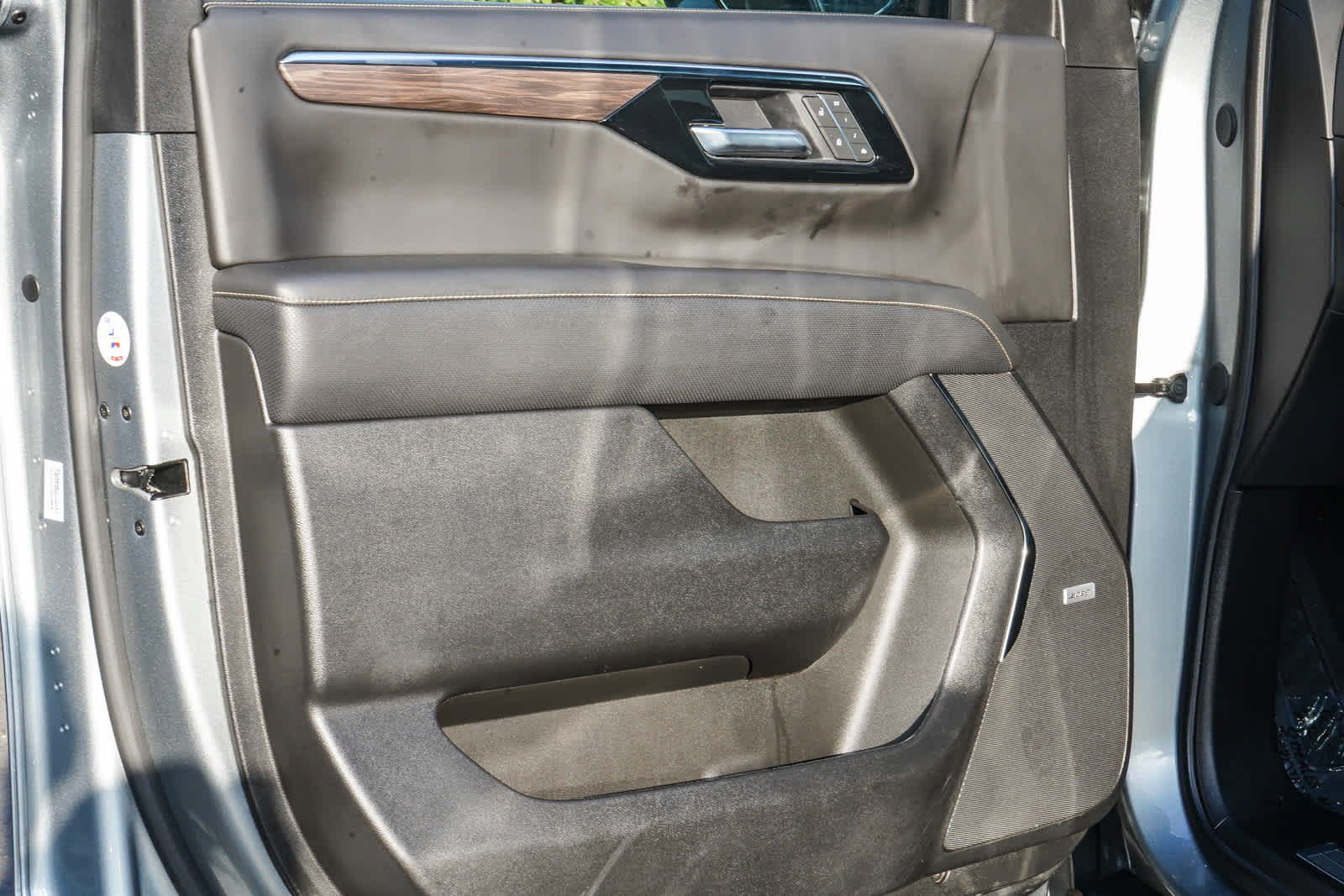 Used 2025 Chevrolet Suburban Premier AWD/4WD image 16