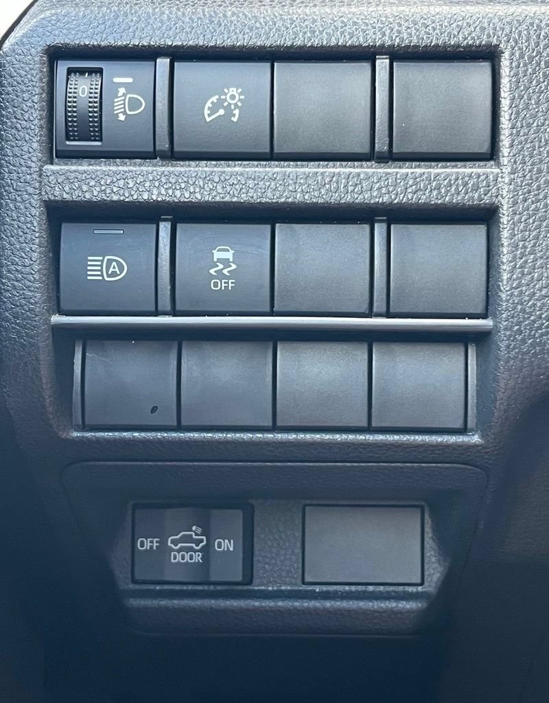 Used 2025 Toyota Tacoma SR5 AWD/4WD image 10