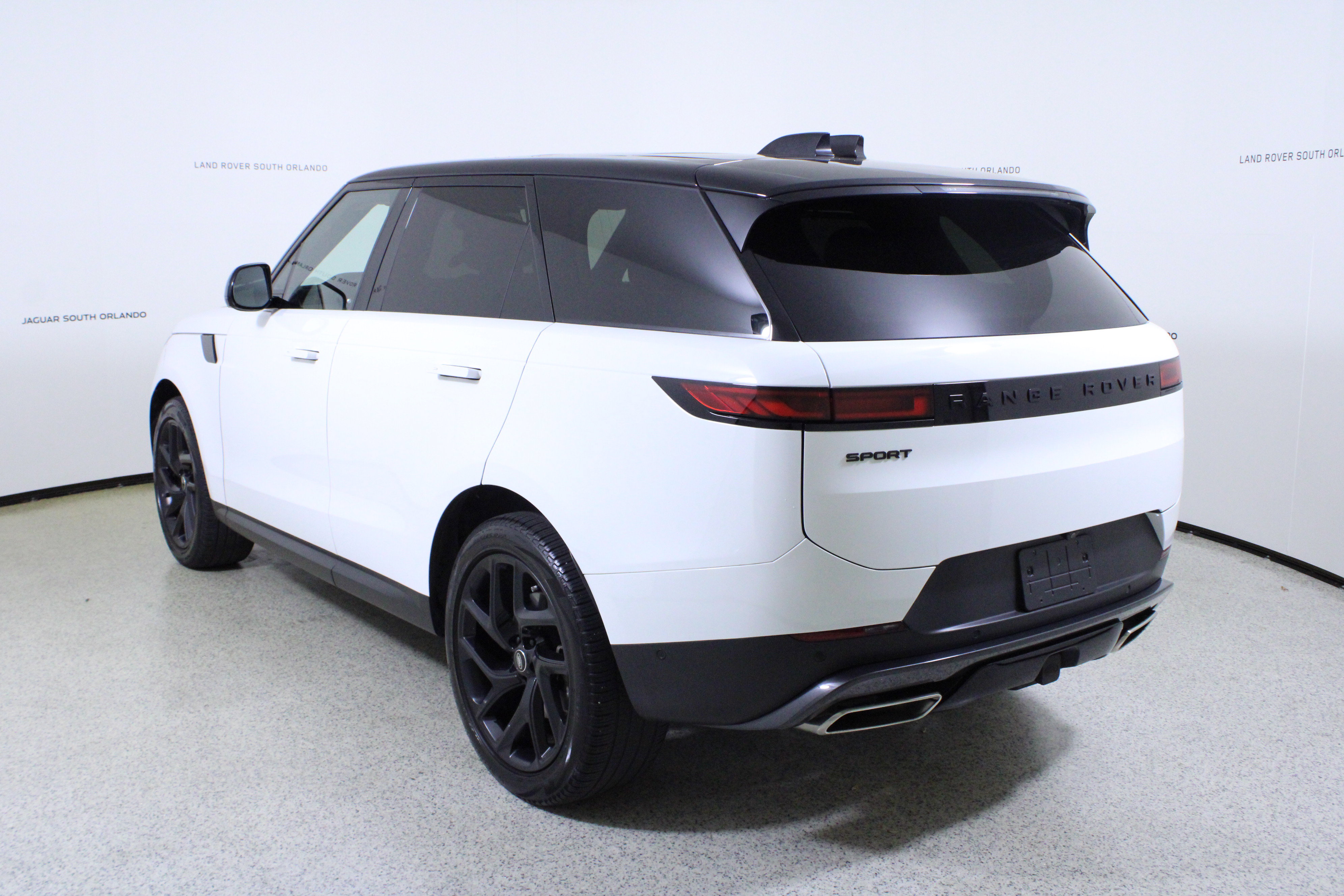 Used 2024 Land Rover Range Rover Sport SE image 5