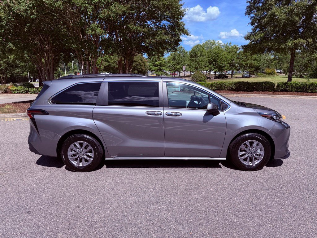 Used 2026 Toyota Sienna XLE FWD image 16