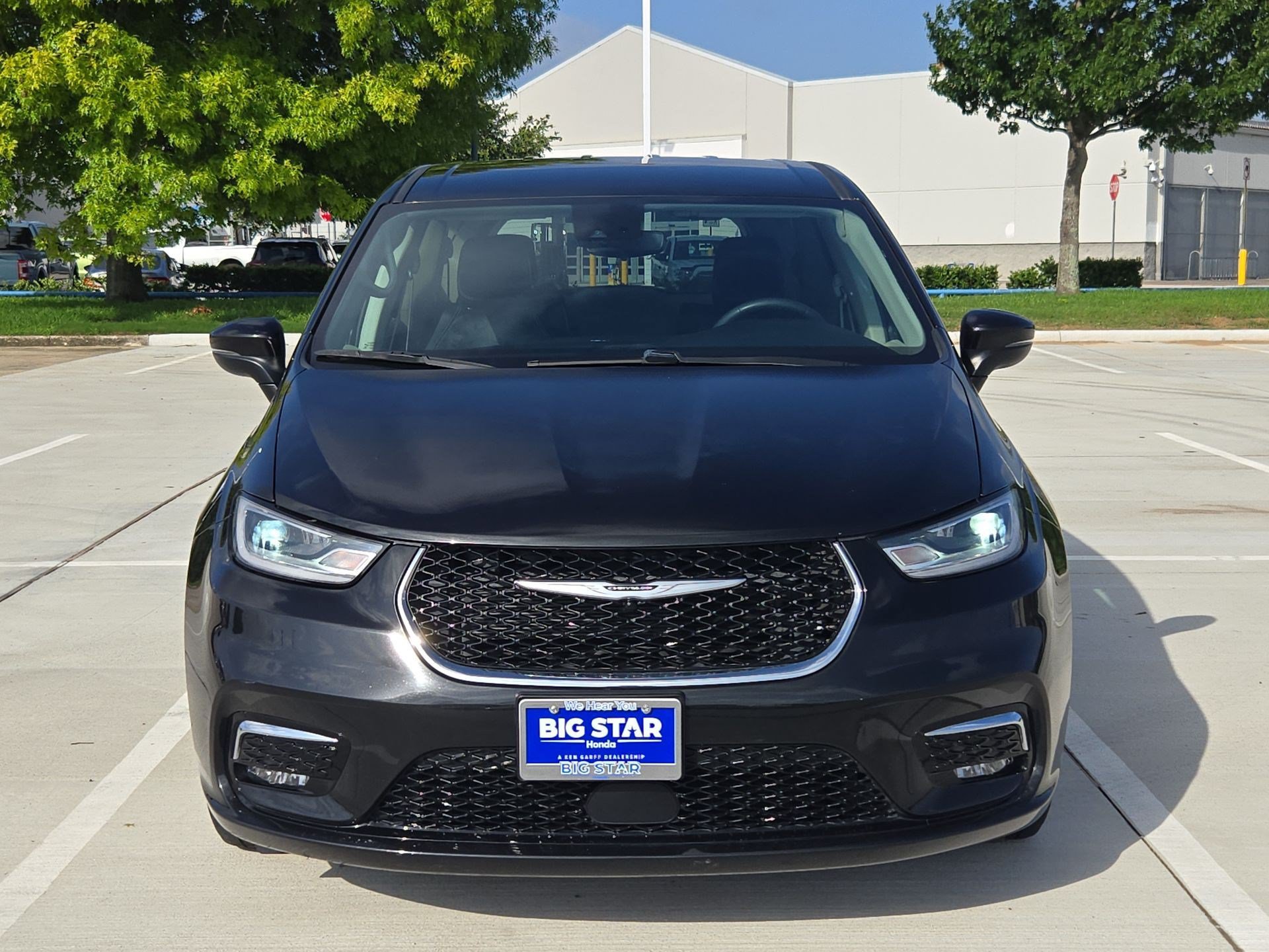 Used 2023 Chrysler Pacifica Touring-L FWD image 10