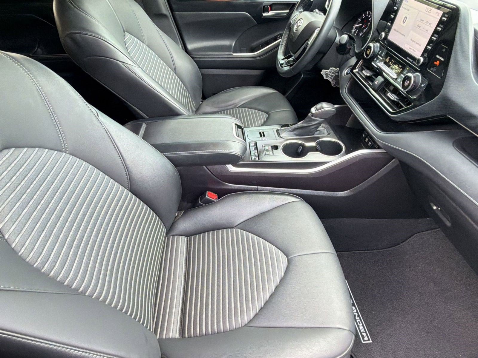 Used 2021 Toyota Highlander XSE FWD image 31