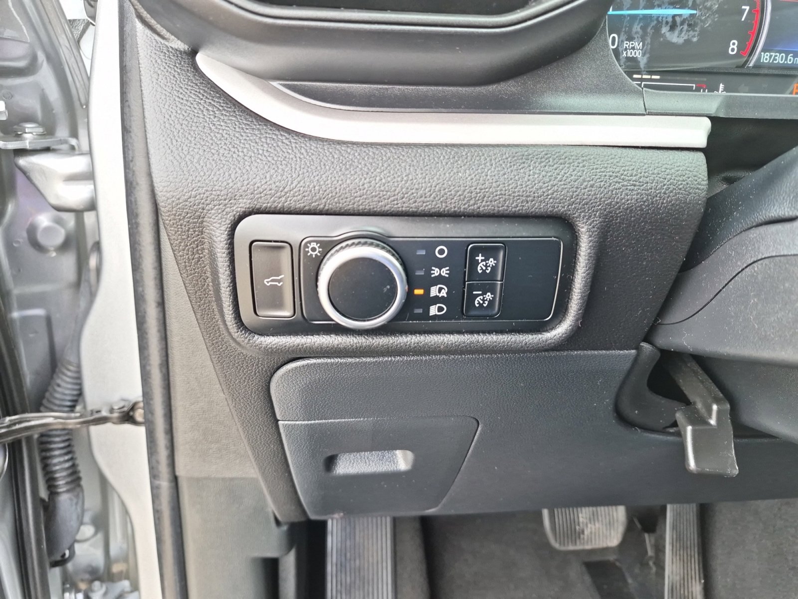 Used 2024 Ford Explorer XLT image 27