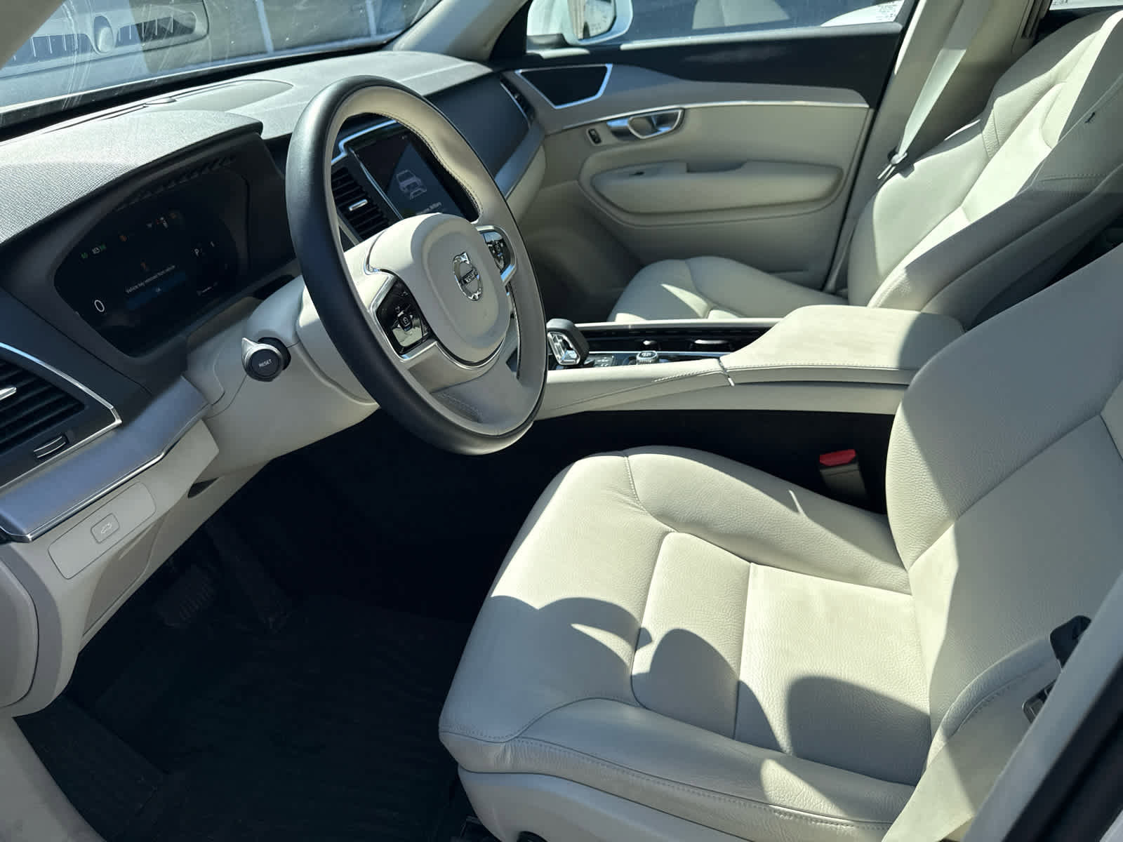 Used 2024 Volvo XC90 B5 Core w/ Protection Package Premier AWD/4WD image 2