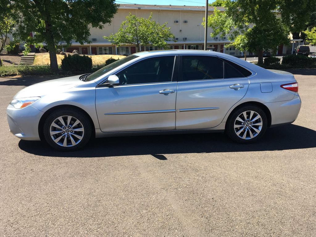 Used 2015 Toyota Camry XLE w/ Moonroof Package FWD image 3