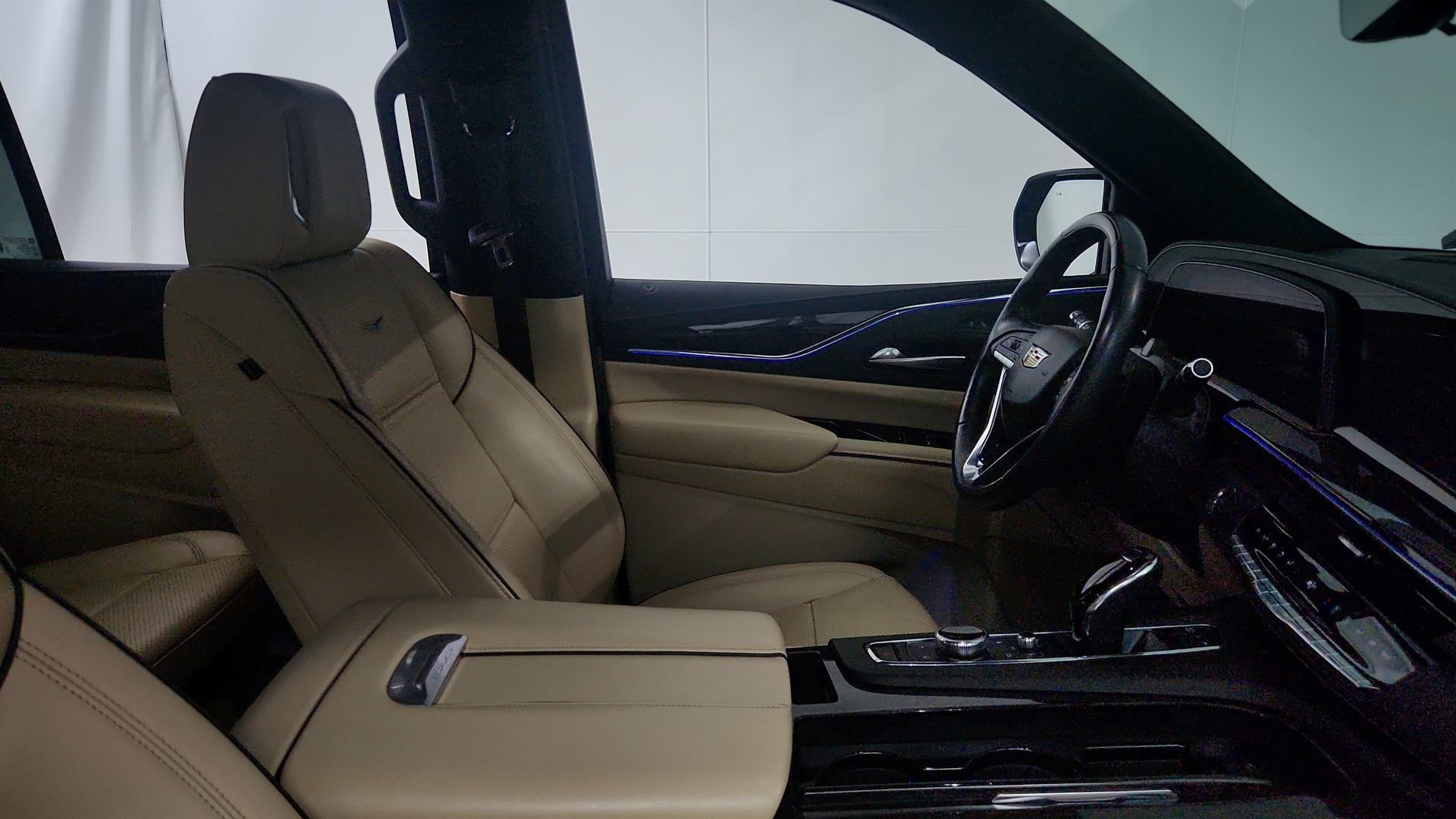 Used 2023 Cadillac Escalade Premium Luxury w/ Performance Package AWD/4WD image 30
