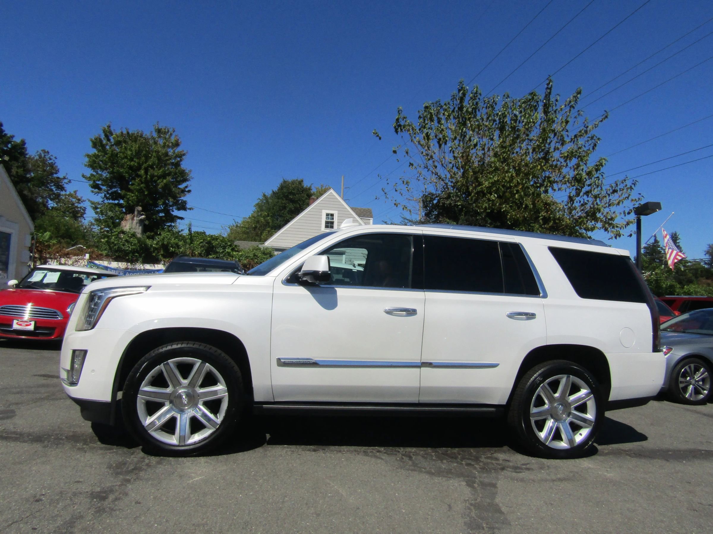 Used 2017 Cadillac Escalade Premium Luxury image 4