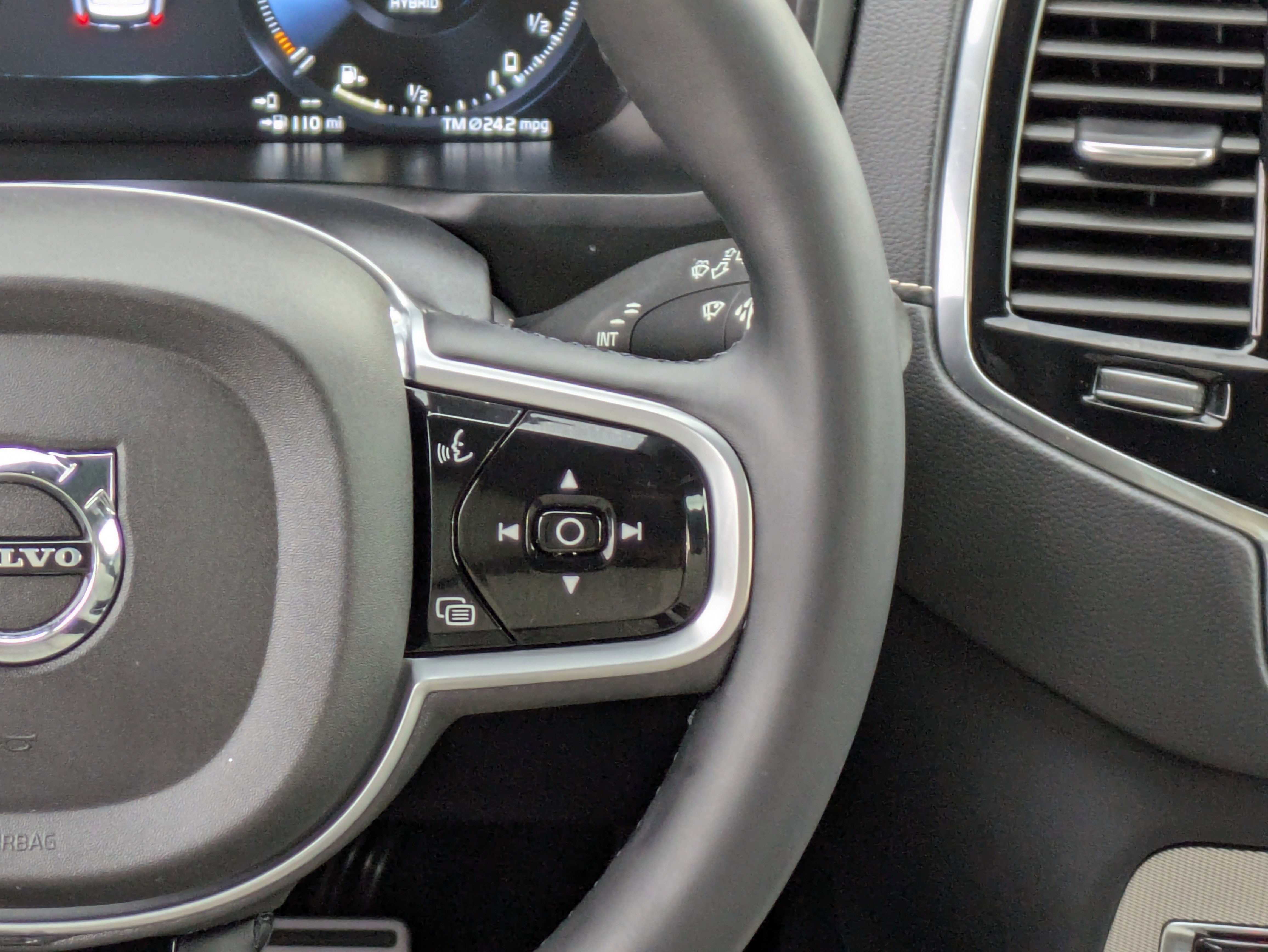 Used 2022 Volvo XC90 T8 R-Design w/ Advanced Package image 23