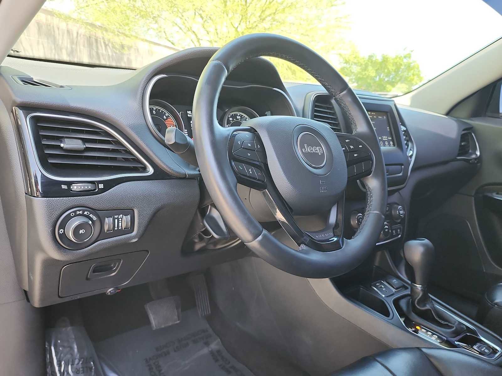 Used 2019 Jeep Cherokee Latitude Plus FWD image 2