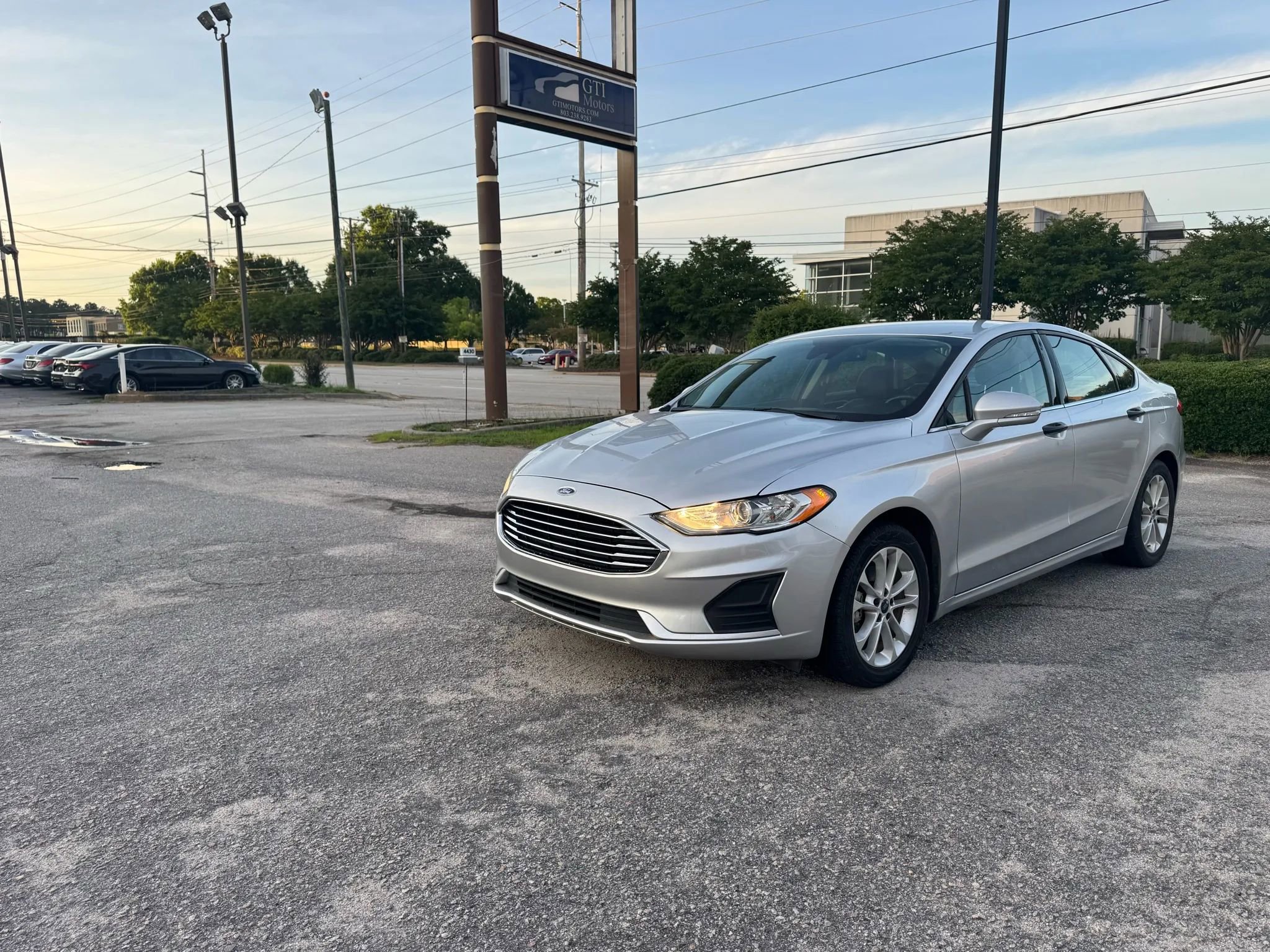Used 2019 Ford Fusion SE FWD image 1