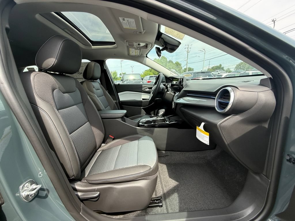 New 2026 Chevrolet Trax LT w/ Sunroof Package FWD image 26