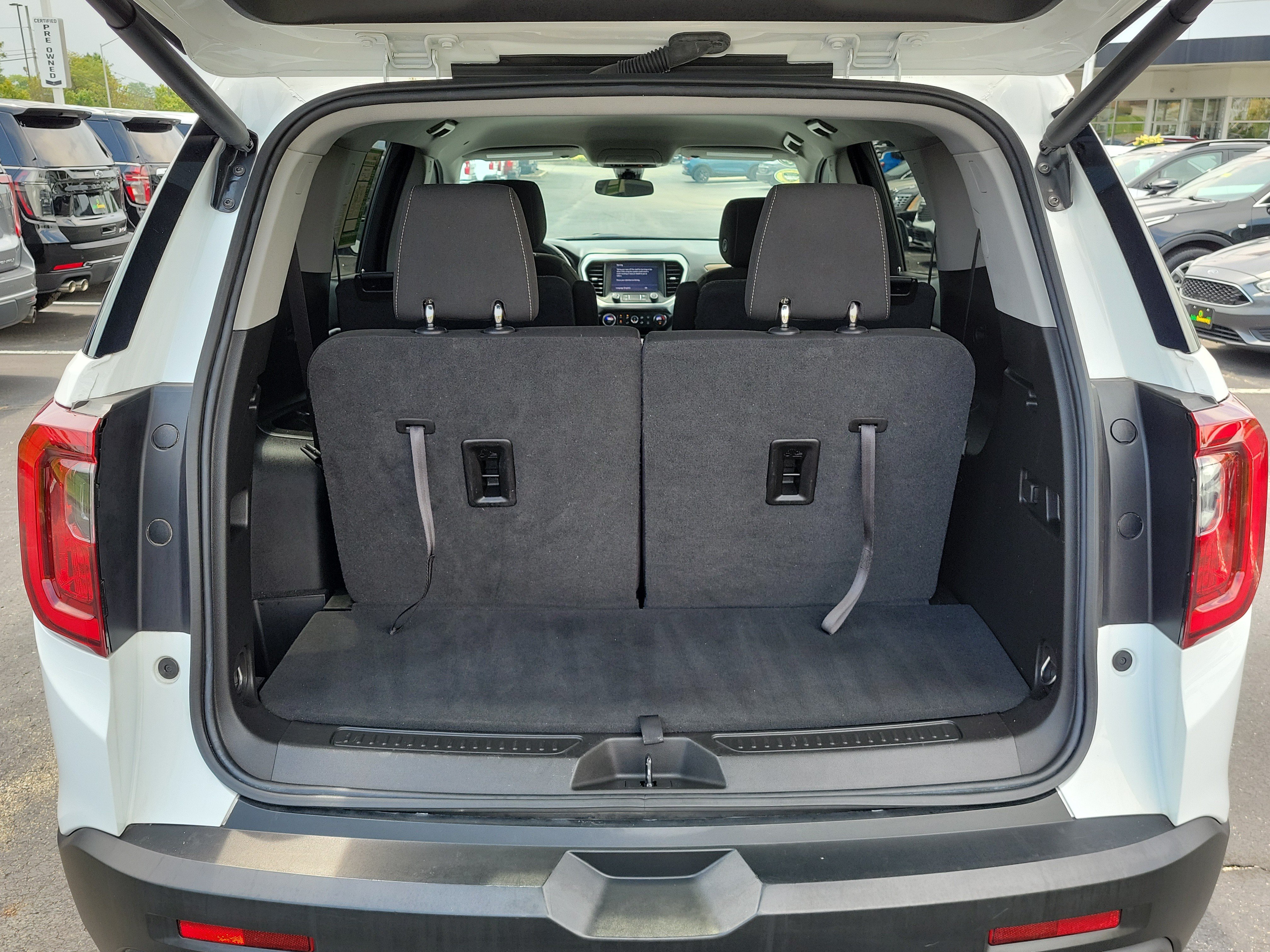 Used 2023 GMC Acadia SLE w/ Driver Convenience Package FWD image 7