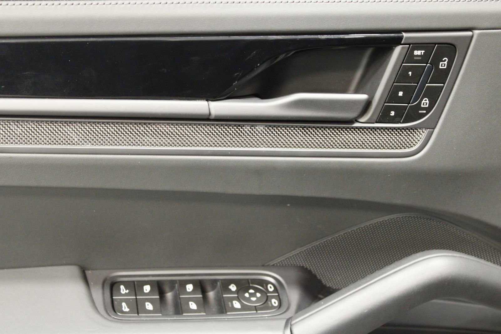 Certified 2025 Porsche Cayenne GTS AWD/4WD image 31