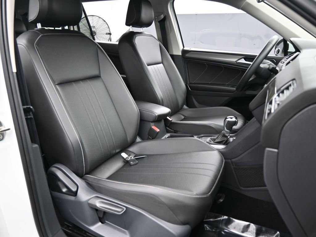 Used 2022 Volkswagen Tiguan SE image 46