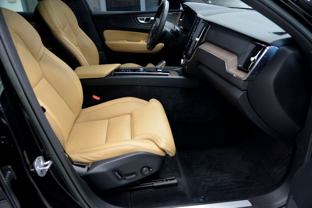 Used 2023 Volvo XC60 T8 Ultimate w/ Protection Package Premier image 31