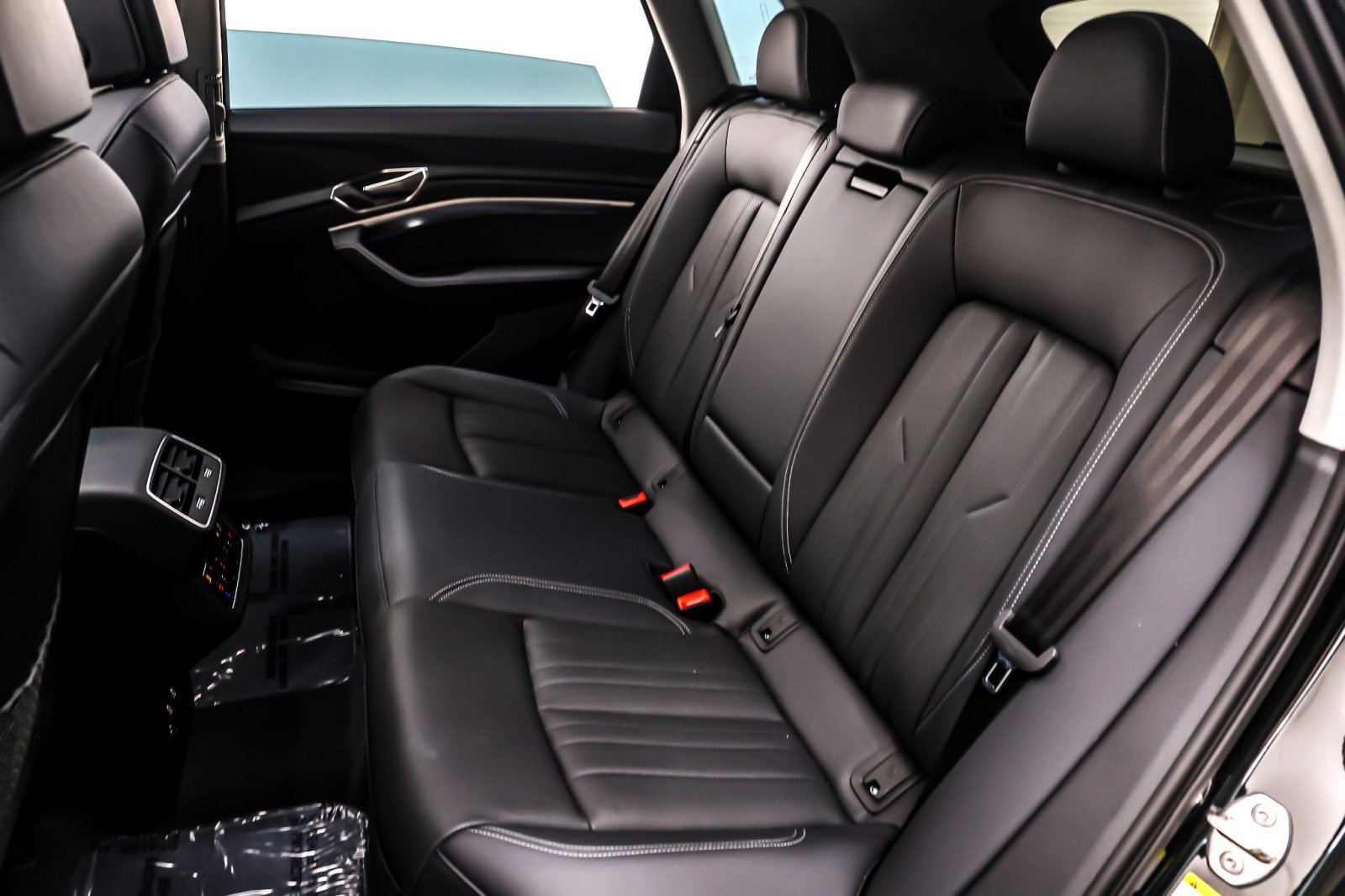 Used 2024 Audi Q8 e-tron Premium Plus image 9