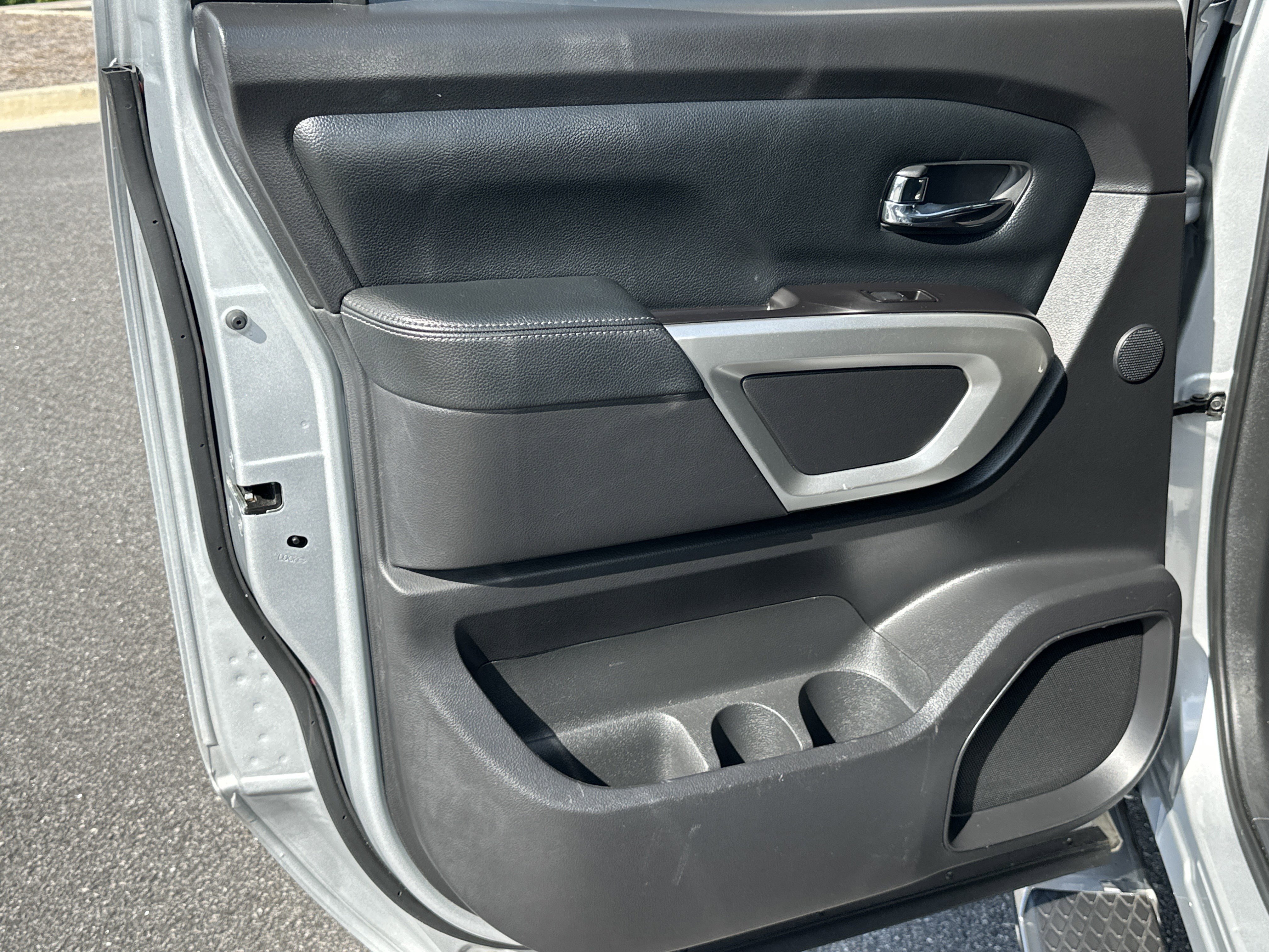 Used 2020 Nissan Titan SL w/ Moonroof Package RWD image 21