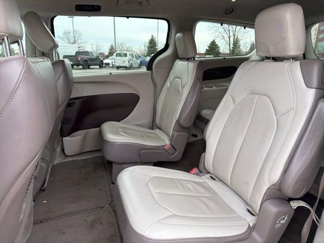 Used 2018 Chrysler Pacifica Touring-L image 15